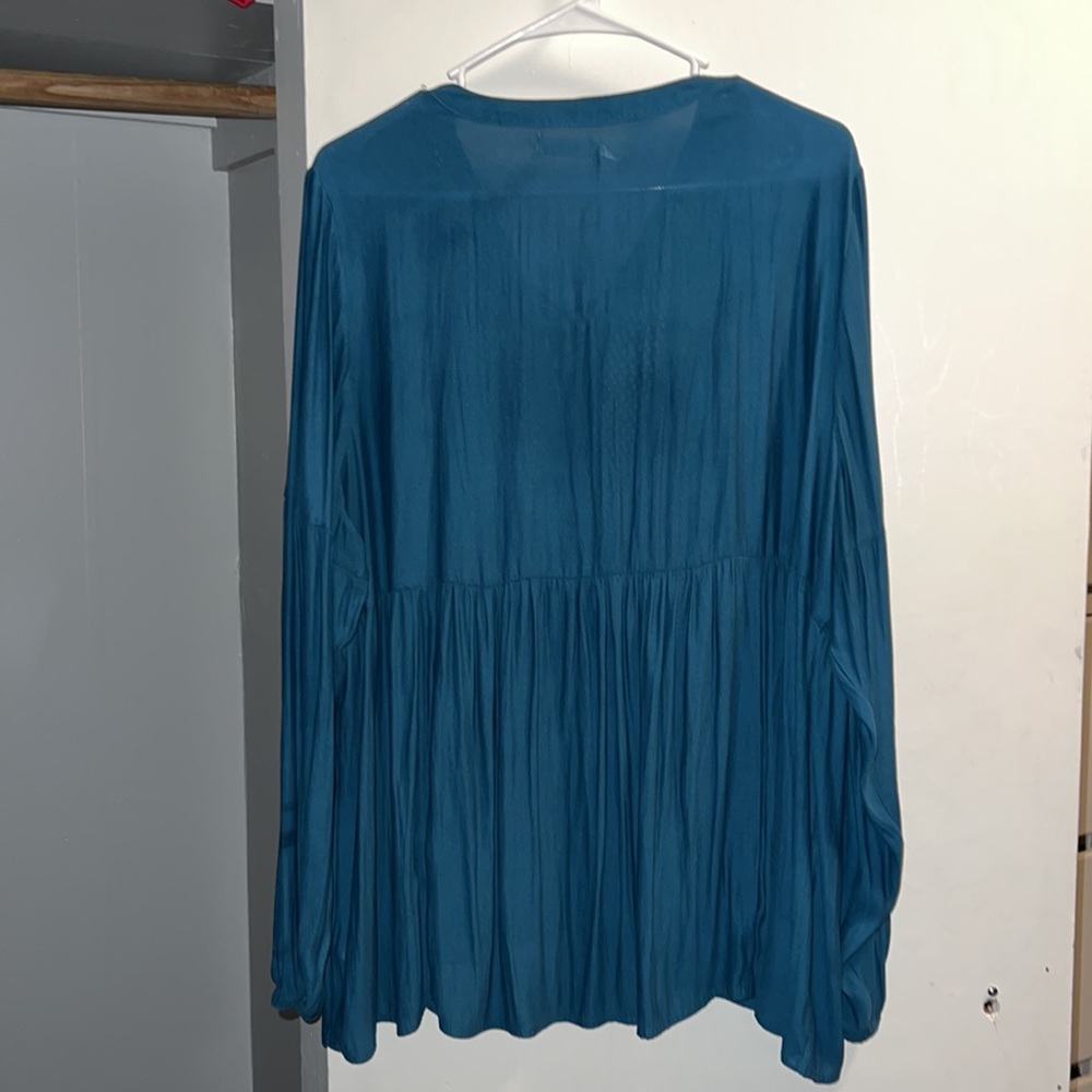 Blouse 💦 - Picture 2 of 3